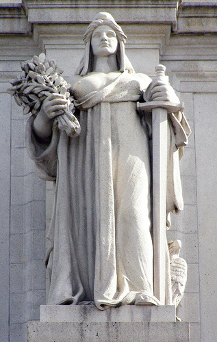 Estátua de Têmis em mármore