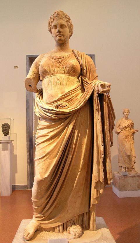 Estátua da Têmis de Rhamnonte, cuja data estima-se de 300 a.C. e encontra-se no Museu Arqueológico Nacional de Atenas, Grécia.