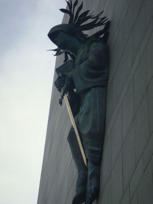 Escultura de Têmis instalada na fachada do Prédio do Palácio da Justiça - TJRS